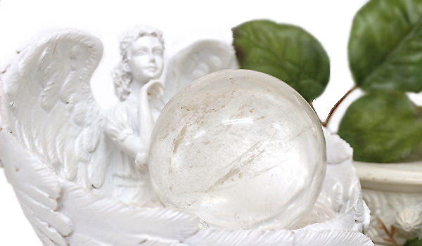レインボーヒマラヤ水晶55mm球を天使の器の上にのせ撮影