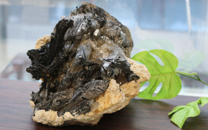 特大　母岩付きブラックトルマリンクォーツ原石（天然石　パワーストーン　水晶　鑑賞石）を窓辺に置いて撮影