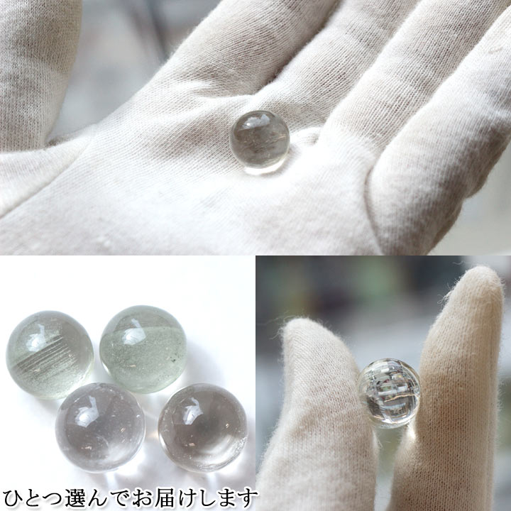 ガネーシュヒマール産 ヒマラヤ水晶 約12mm球（天然石 パワーストーン 丸玉 スフィア ネパール）手に持ったイメージ