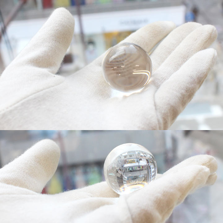 マダガスカル産 水晶 約30mm球 丸玉（天然石 パワーストーン クリスタル 球体 水晶球 水晶玉）を手に持って撮影
