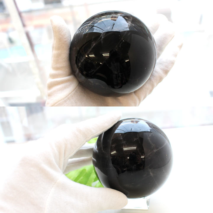 黒水晶 約80mm球 丸玉 Ａ（天然石 パワーストーン モリオン モーリオン 球体）手との大きさ比較