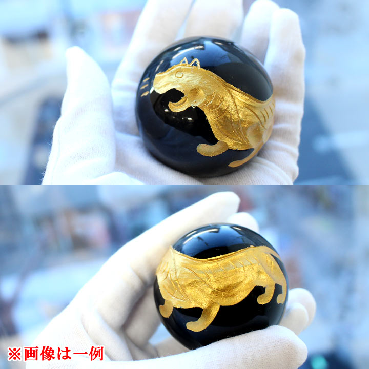 黒水晶 四神彫り 約50mm球 金色彫刻 白虎（モリオン モーリオン 天然石 パワーストーン 置物）手にのせて撮影