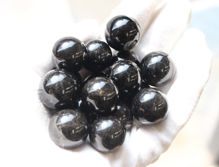 黒水晶 約18-20mm球 丸玉（天然石 パワーストーン モリオン モーリオン 球体 スフィア 父の日）を日光に当てて撮影