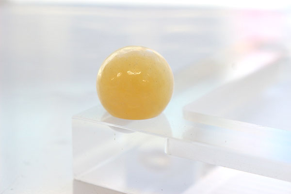 【20mm球】オレンジアラゴナイト　天然石　パワーストーン　球体をゼロフィールドボックス（アクリル）に乗せて撮影